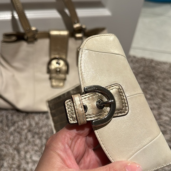 Off white coach purse & matching wallet. - Picture 4 of 5